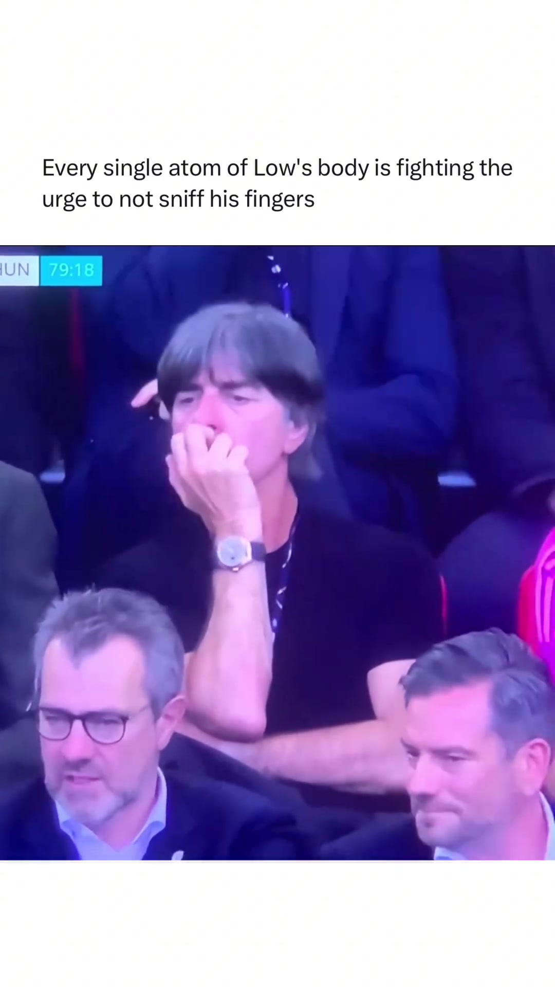 勒夫出现在德国队比赛看台上，还是熟悉的姿