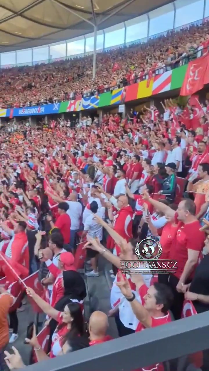 赛前土耳其球迷纷纷做出“灰狼”手势